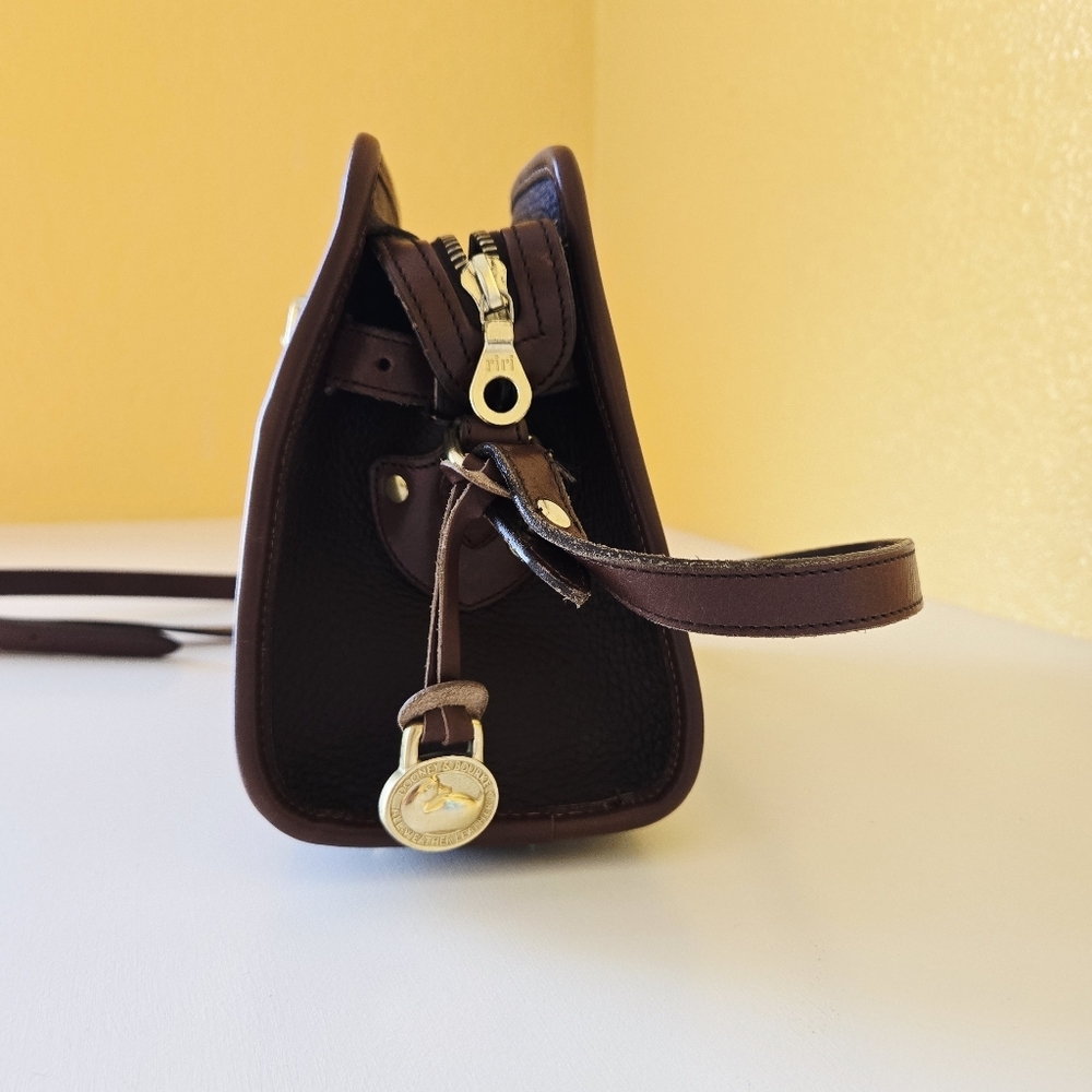 Vintage Dooney & Bourke Brown Zip Top Front Buckle Pebbled Leather Crossbody Bag - Picture 5 of 15